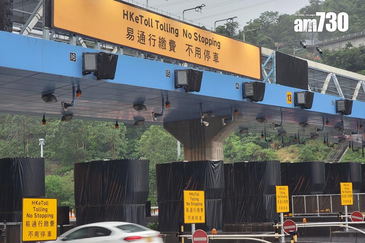 政府已在青沙管制區豎立多個指示牌,提醒駕駛者毋須停車。(鍾式明攝)