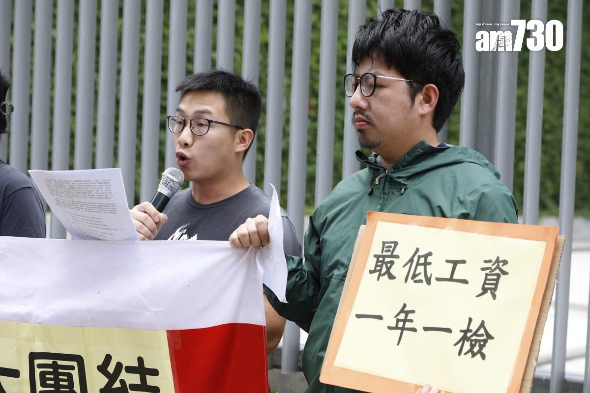 社民連趁五一勞動節,到政府總部外請願爭取勞工權益。(王偉洪攝)