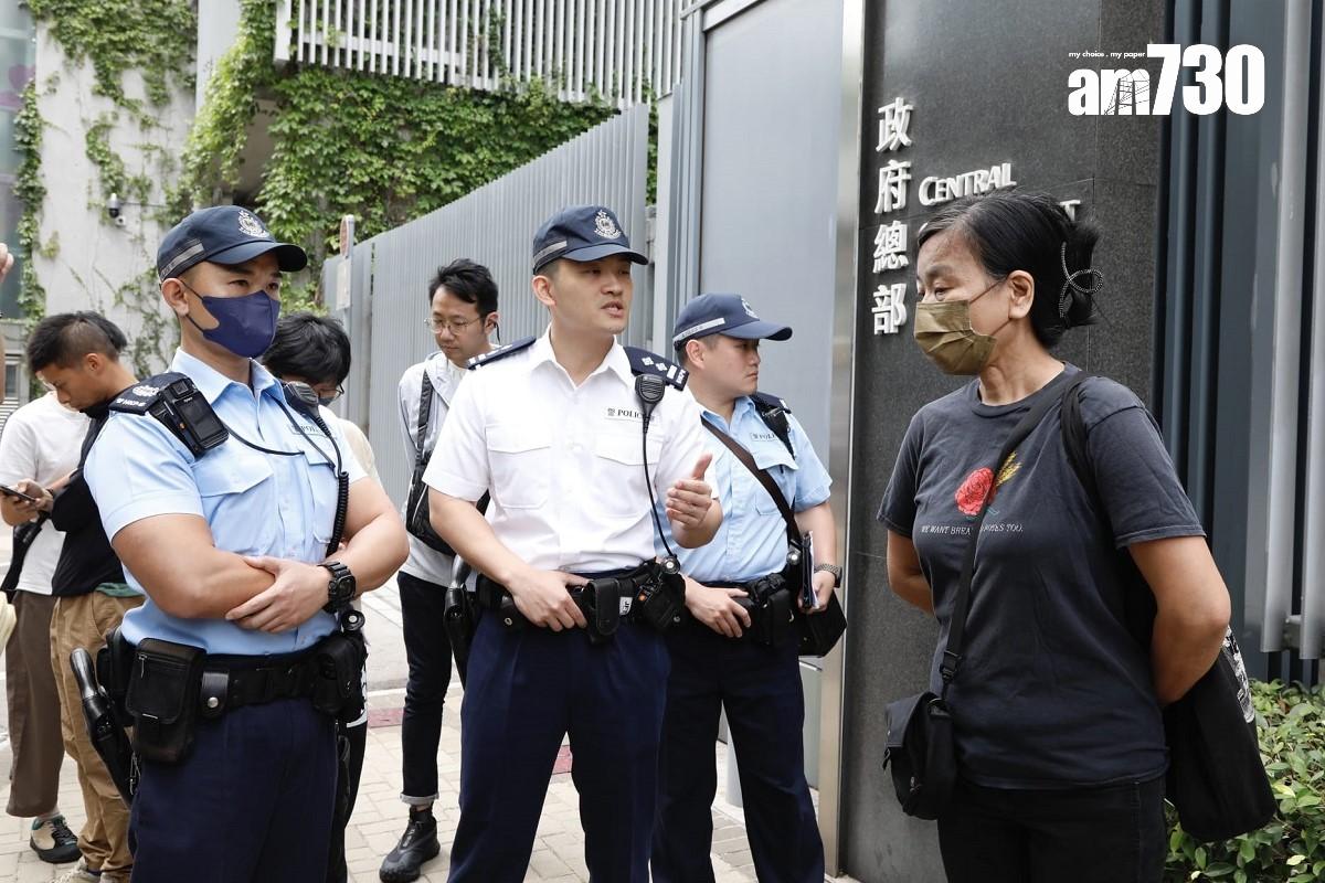 有警員在社民連請願前,提醒陳寶瑩(右)一行人不要作出危害國家安全的行為。(王偉洪攝)