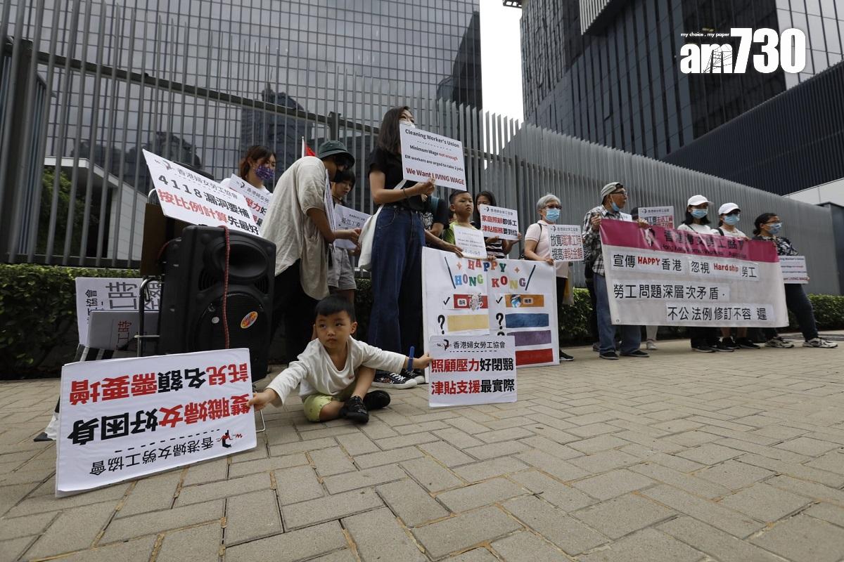 香港婦女勞工協會趁五一勞動節,到政府總部外請願爭取勞工權益。(王偉洪攝)