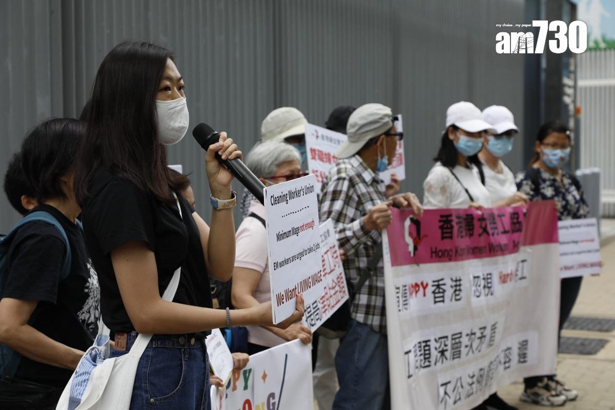 香港婦女勞工協會趁五一勞動節,到政府總部外請願爭取勞工權益。(王偉洪攝)