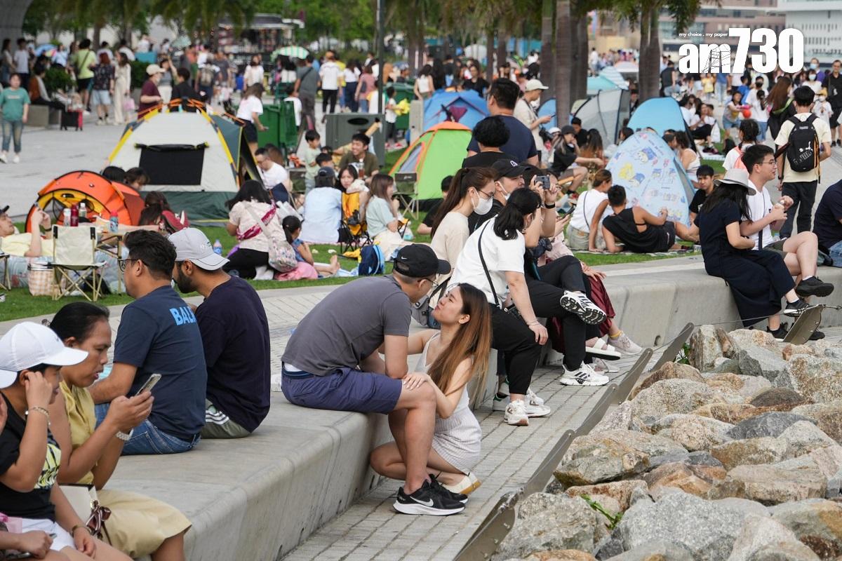 西九文化區今日繼續有大批市民和旅客到訪。(李睿哲攝)