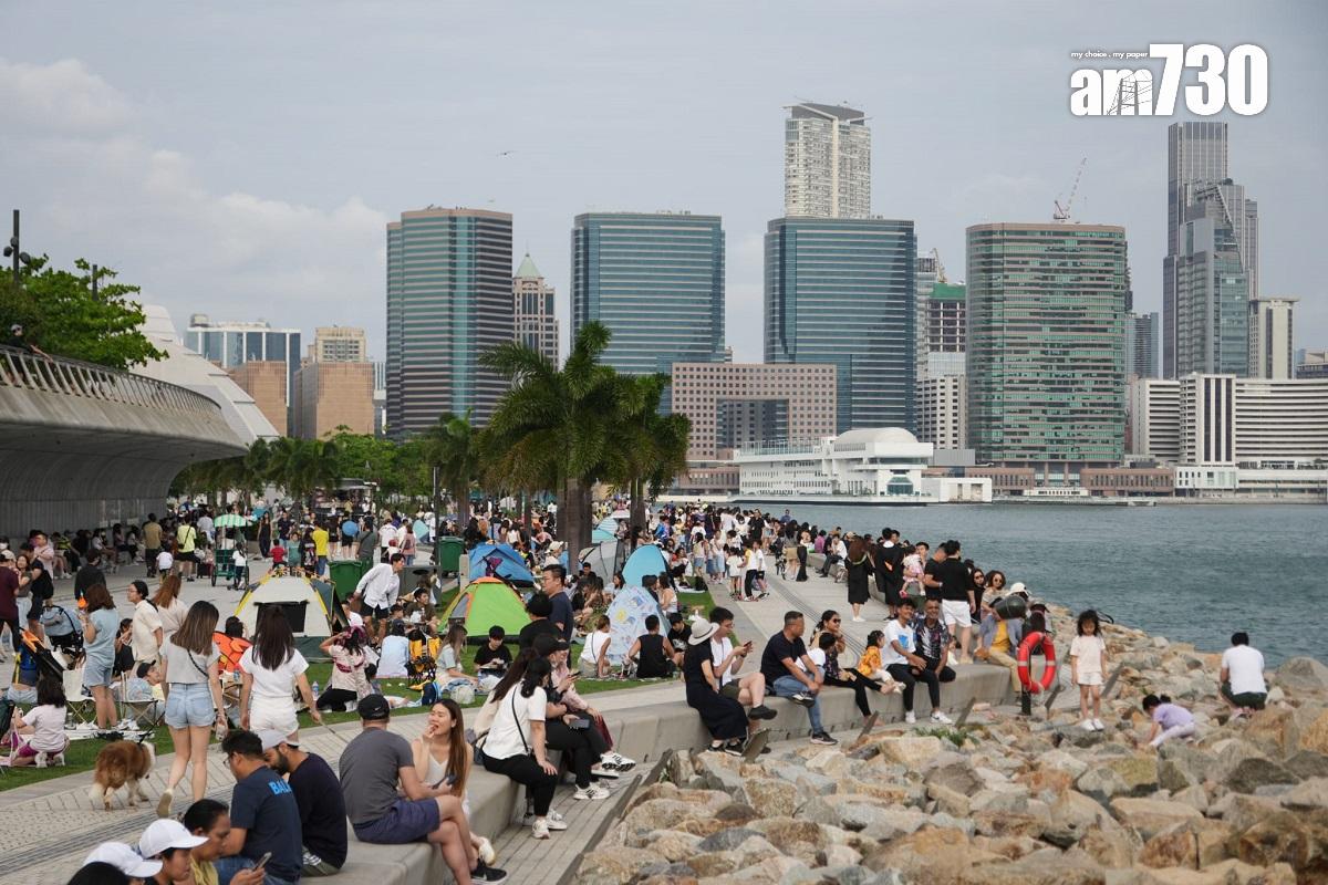 西九文化區今日繼續有大批市民和旅客到訪。(李睿哲攝)