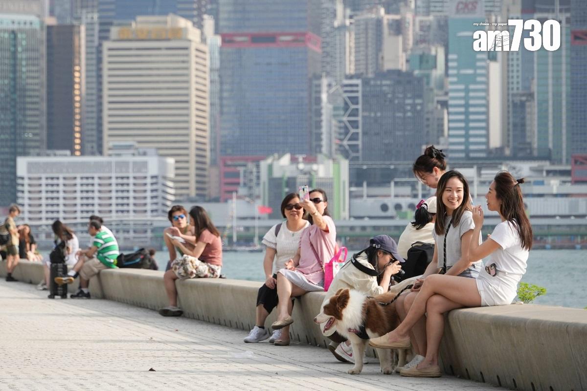 西九文化區今日繼續有大批市民和旅客到訪。(李睿哲攝)