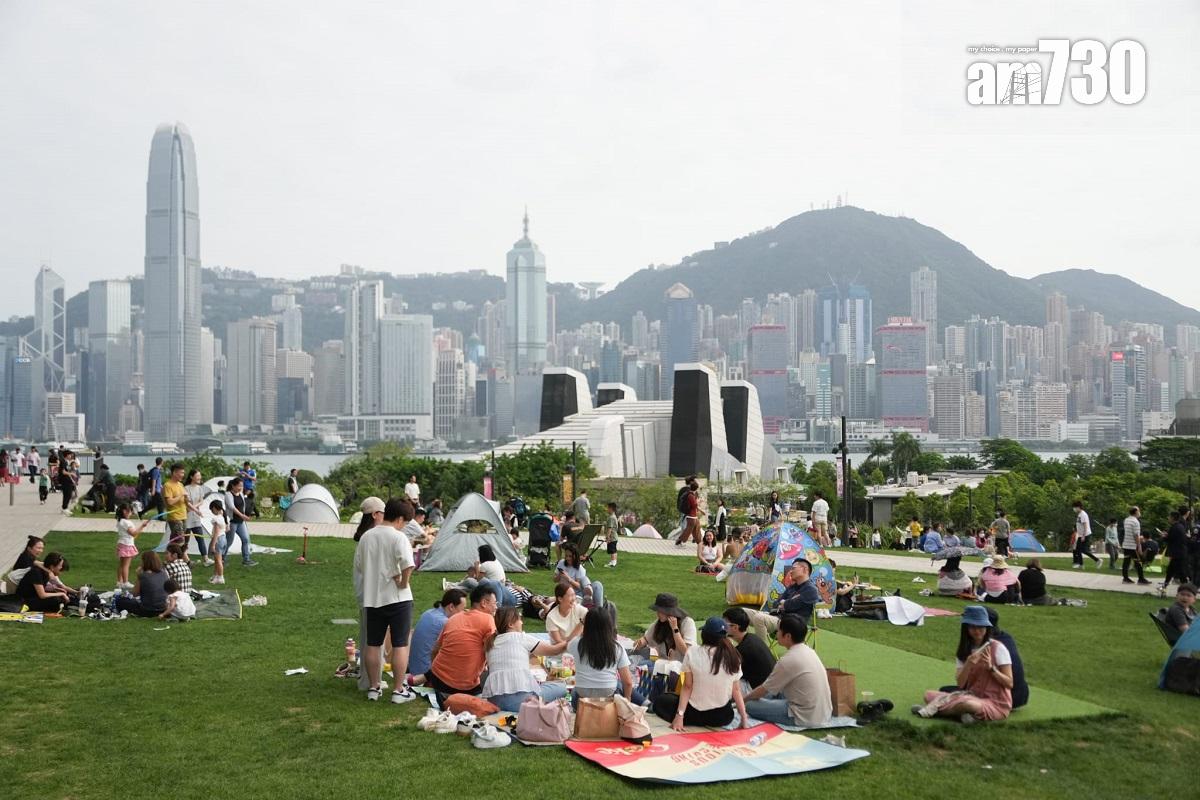 西九文化區今日繼續有大批市民和旅客到訪。(李睿哲攝)