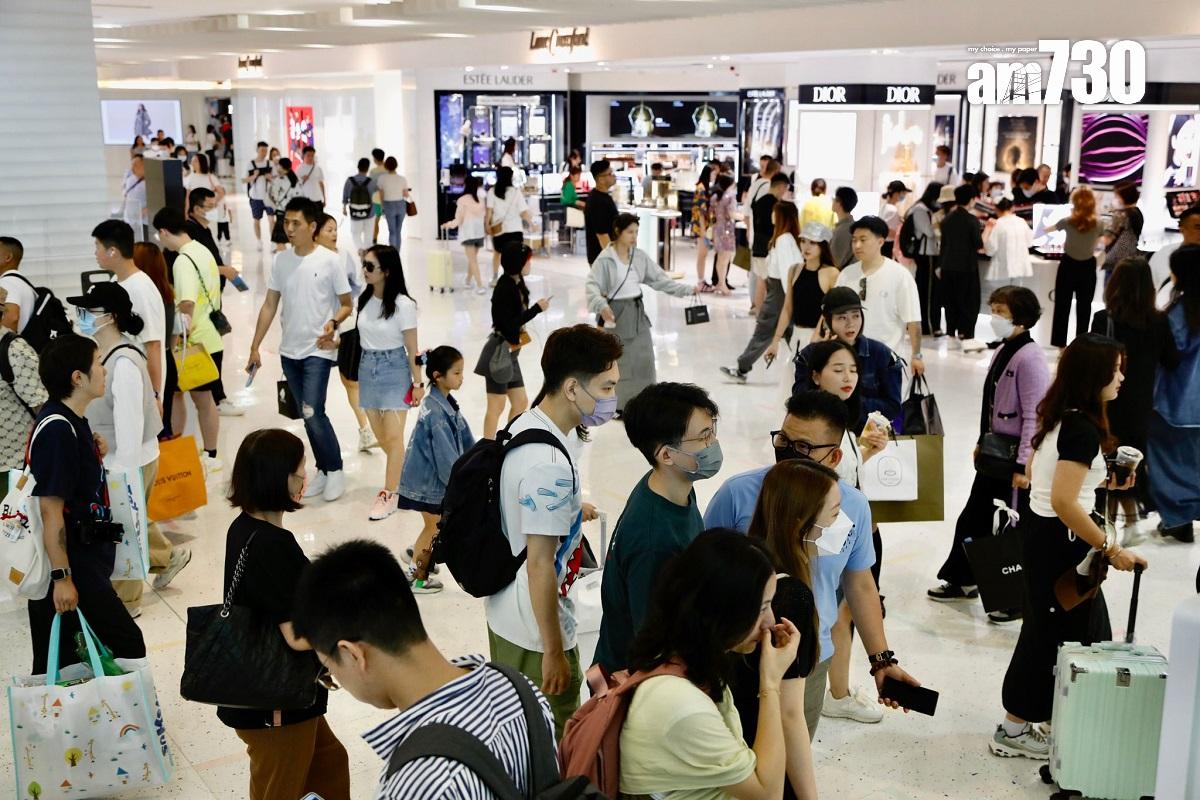 大批遊客到尖沙咀海港城逛街。(王偉洪攝)