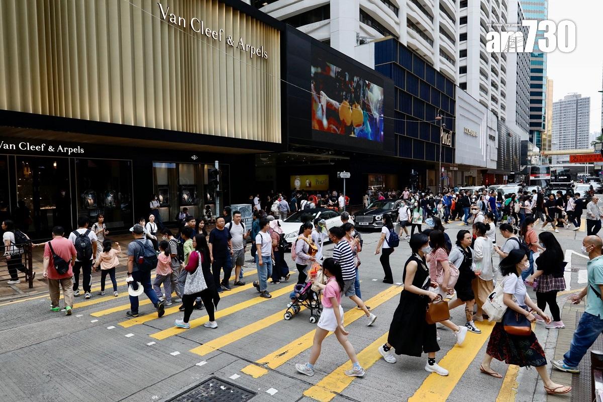 大批遊客到尖沙咀廣東道遊覽。(王偉洪攝)
