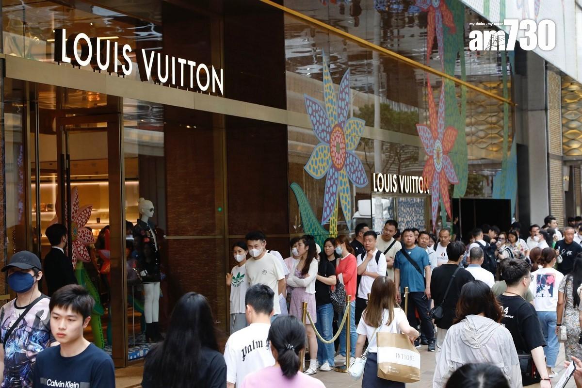 大批遊客到尖沙咀廣東道遊覽。(王偉洪攝)