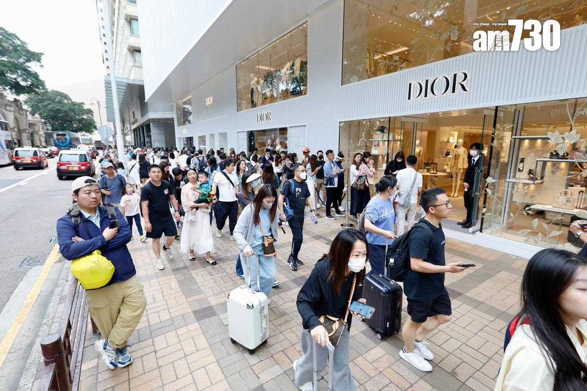 大批遊客到尖沙咀廣東道遊覽。(王偉洪攝)