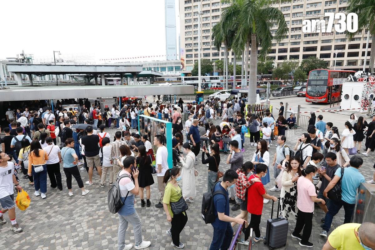 大批遊客到尖沙咀海傍和星光大道一帶遊覽。(王偉洪攝)