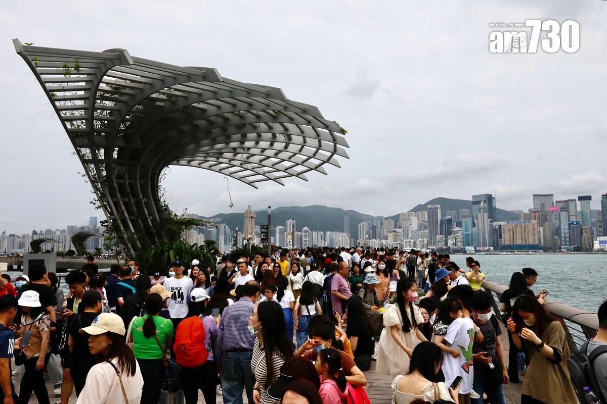 大批遊客到尖沙咀海傍和星光大道一帶遊覽。(王偉洪攝)