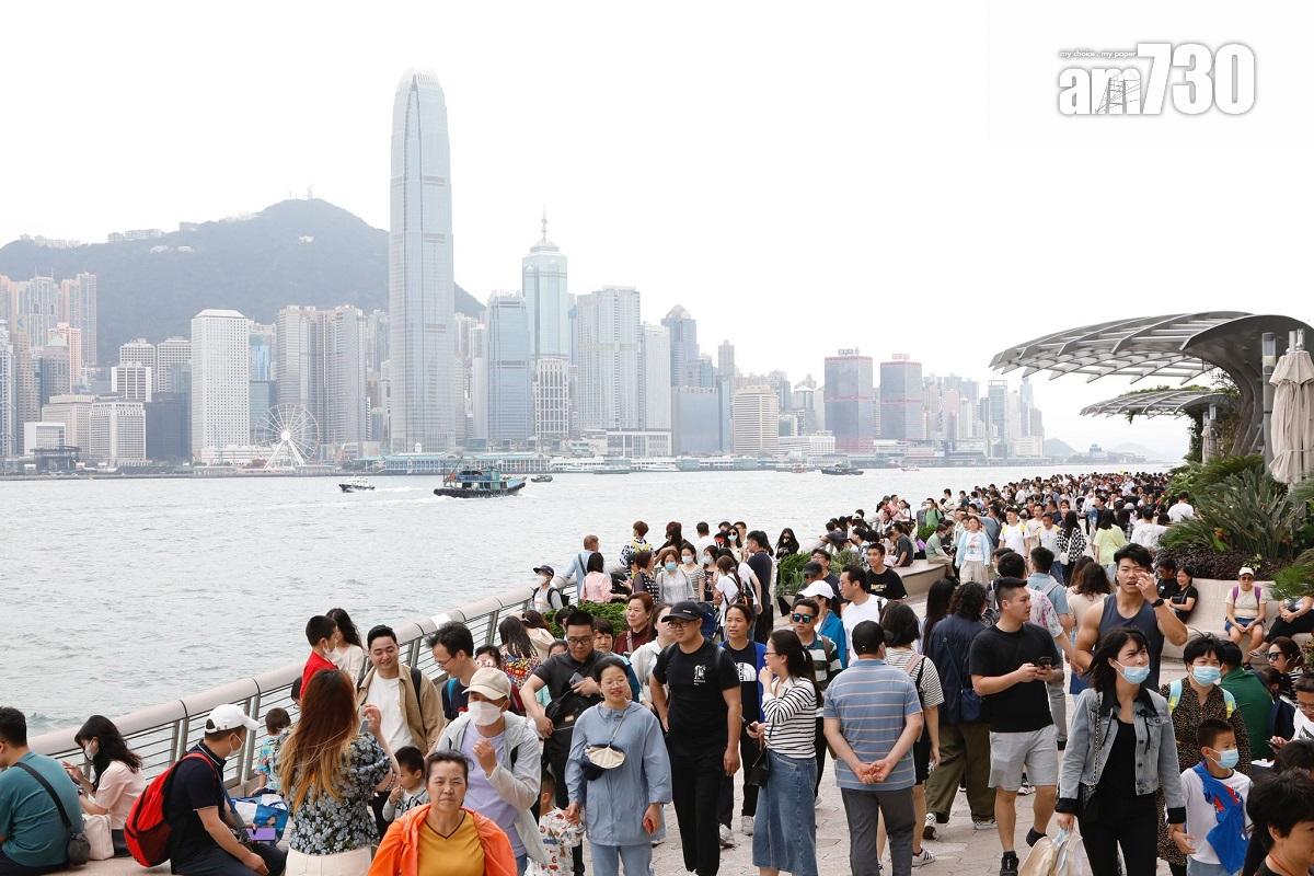大批遊客到尖沙咀海傍和星光大道一帶遊覽。(王偉洪攝)