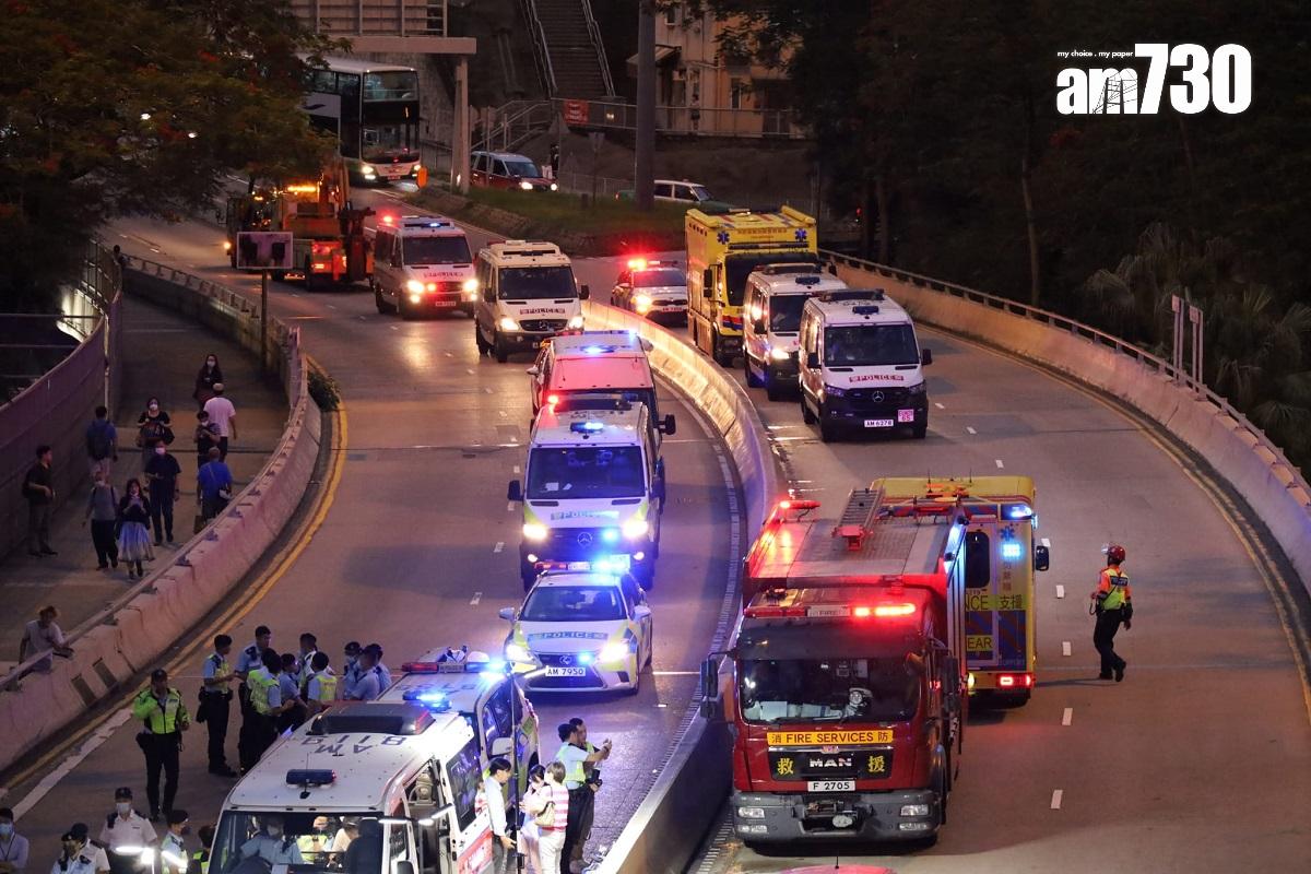 大批警車、消防車和救護車到場。(鍾式明攝)