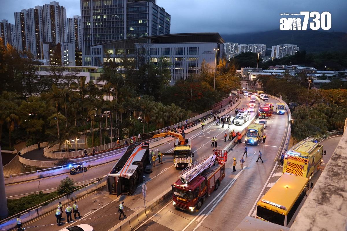 拖車到場將失事旅遊巴扶正。(鍾式明攝)