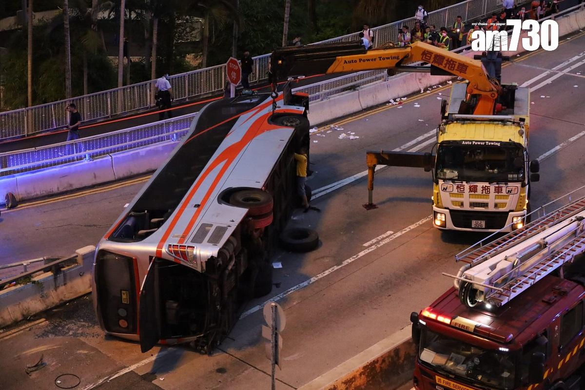 拖車到場將失事旅遊巴扶正。(鍾式明攝)