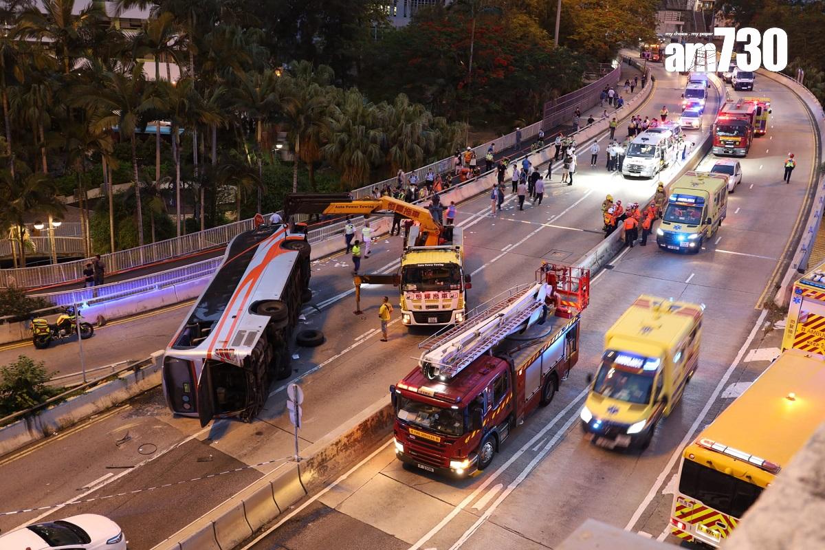 拖車到場將失事旅遊巴扶正。(鍾式明攝)
