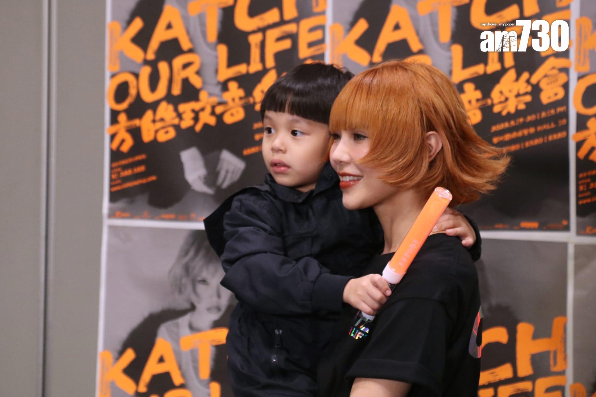 方皓玟完騷受訪時,囝囝特地前來抱抱,搞笑地問媽咪今晚返唔返屋企。