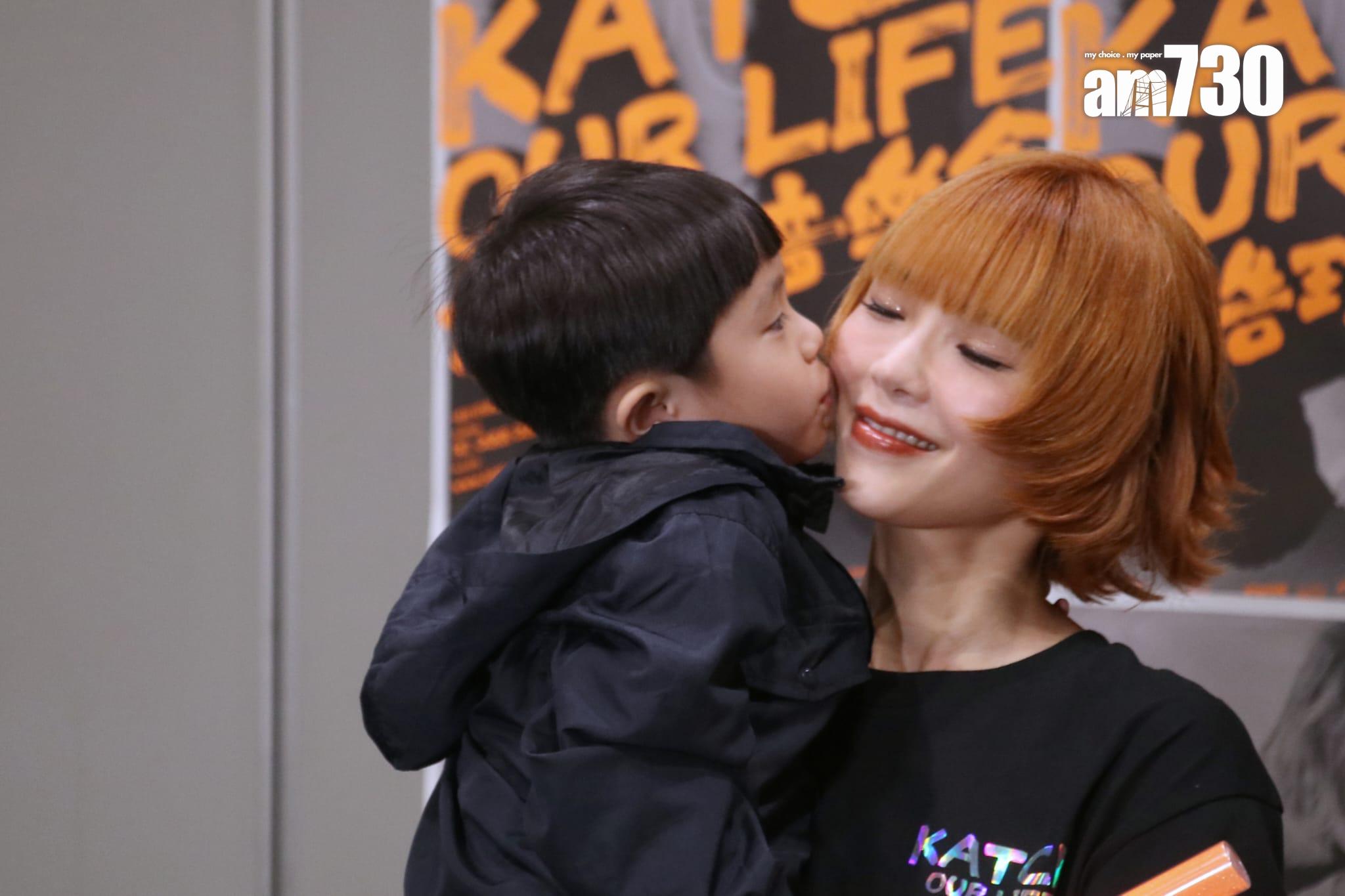 方皓玟完騷受訪,獲囝囝親吻,冧到爆。