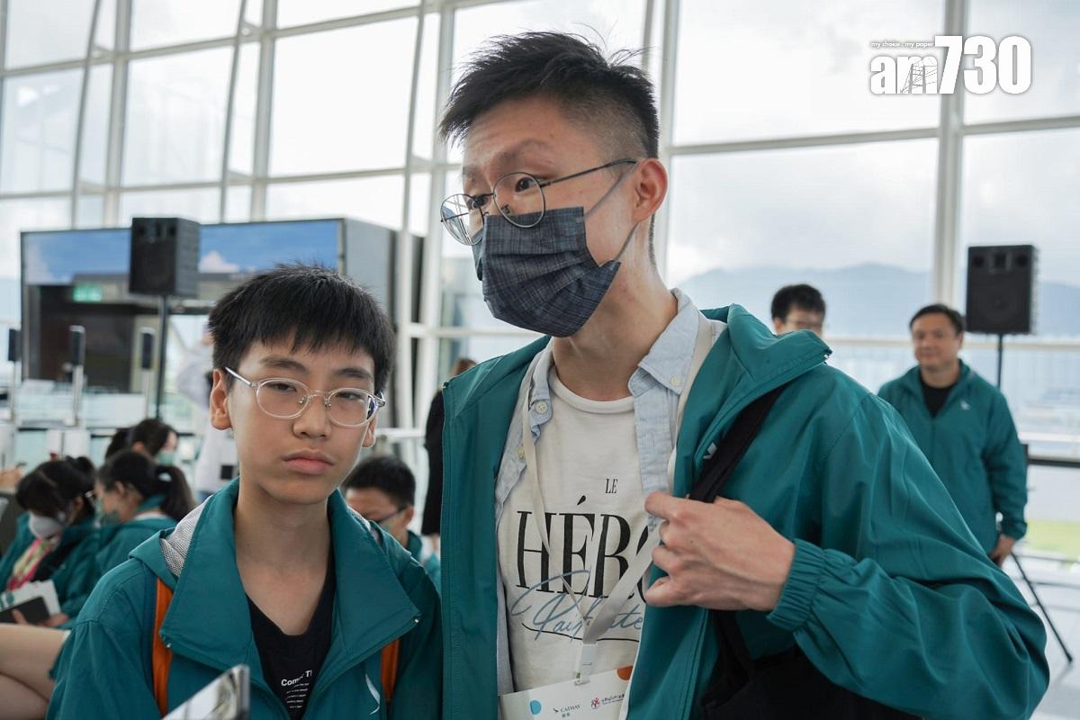區同學(左)和其友師劉先生(右)今日一同搭飛機遊香港。(李睿哲攝)