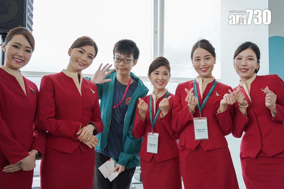 參與活動的「共創明『Teen』計劃」學員和友師與國泰航空職員合影。(李睿哲攝)