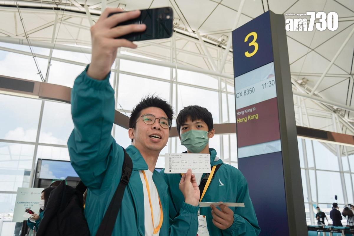 有「共創明『Teen』計劃」計劃的學員和友師在登機閘口前,手持機票自拍留念。(李睿哲攝)