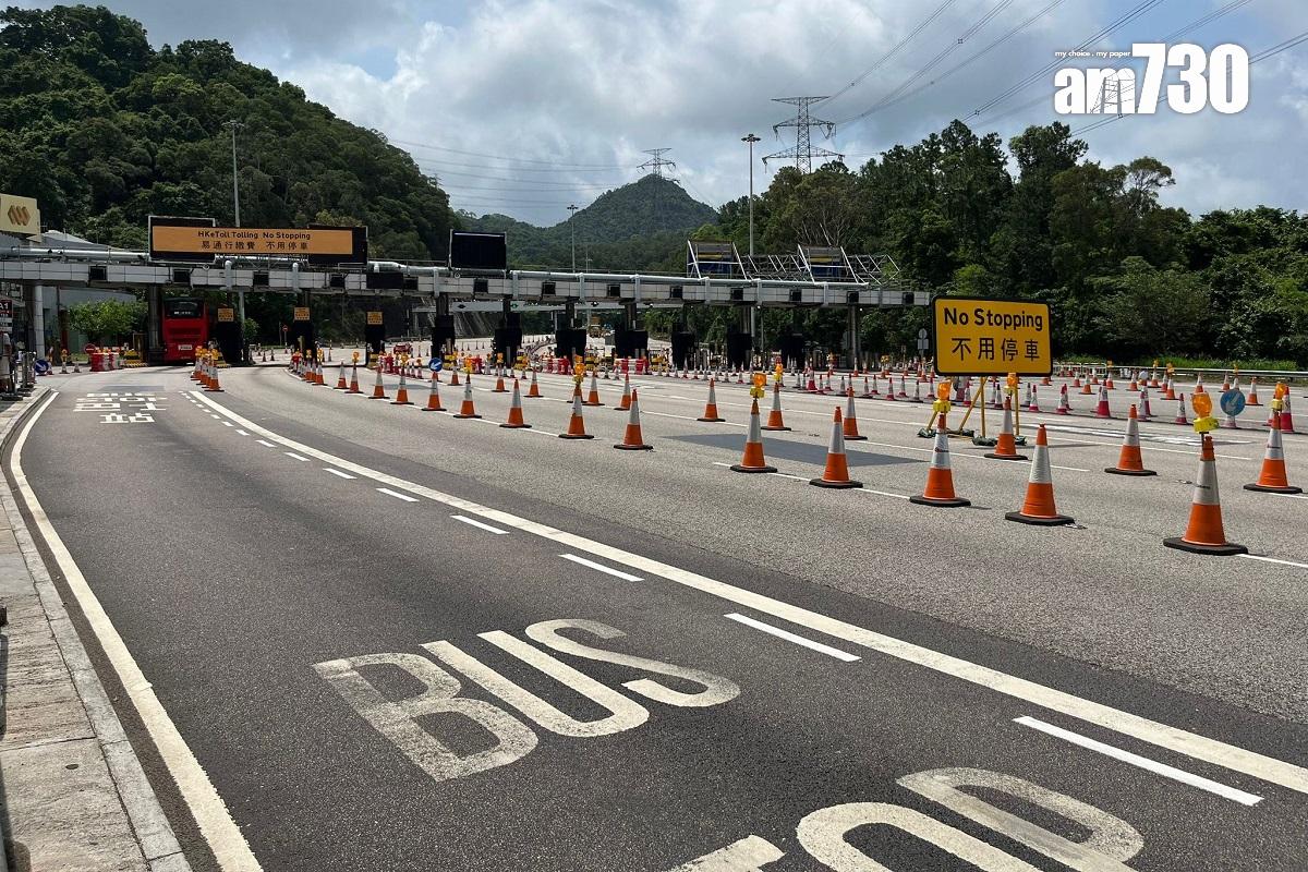 城門隧道路面有多塊路牌,指示司機毋須停車。(羅繼盛攝)
