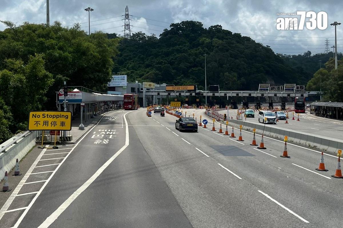 城門隧道路面有多塊路牌,指示司機毋須停車。(羅繼盛攝)
