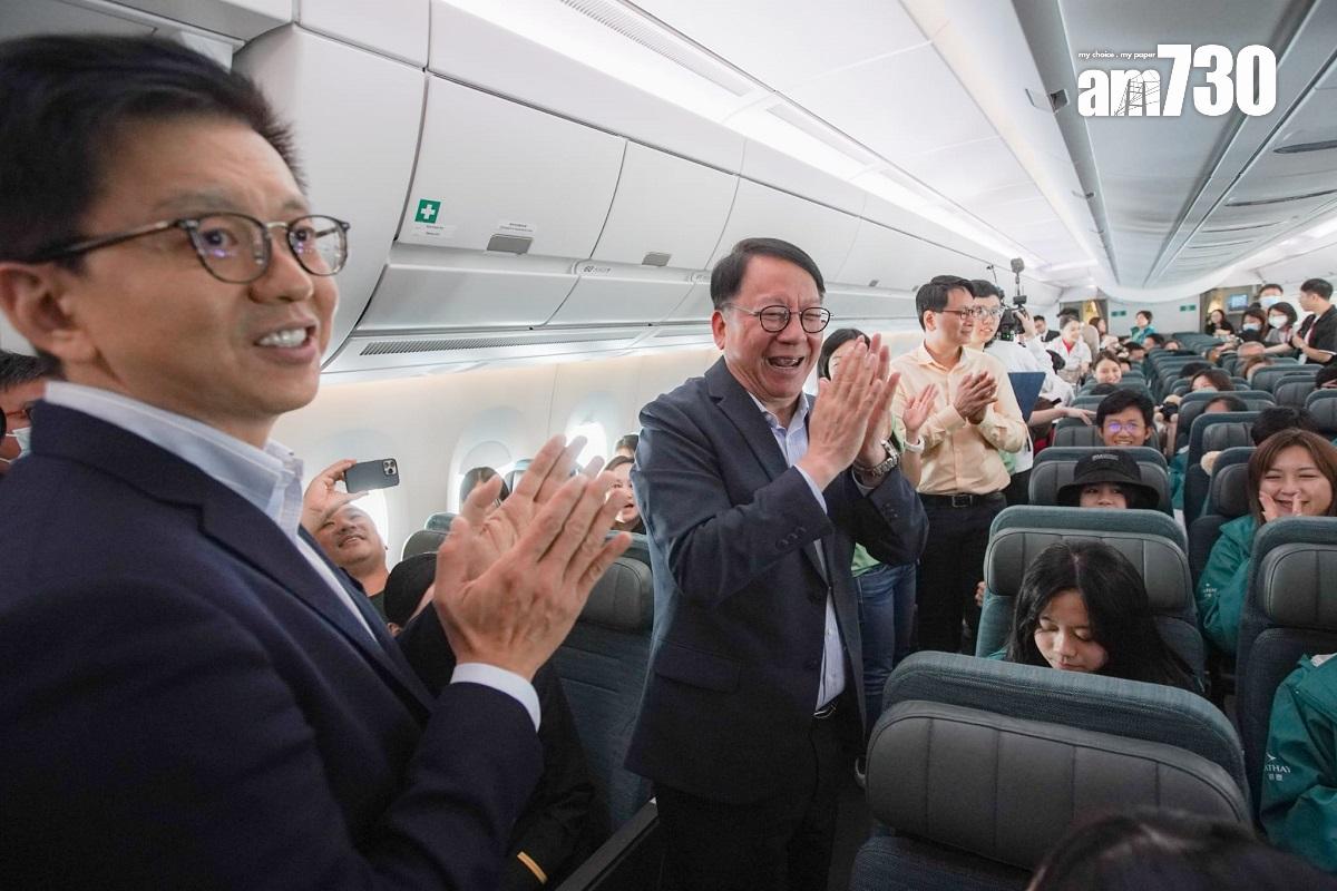 陳國基(左二)陪同「共創明『Teen』計劃」學員和友師上飛機環遊香港。(李睿哲攝)