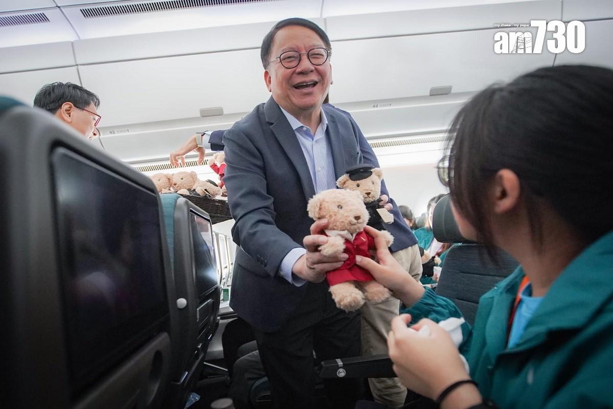 陳國基(左)向「共創明『Teen』計劃」學員派發國泰毛公仔。(李睿哲攝)