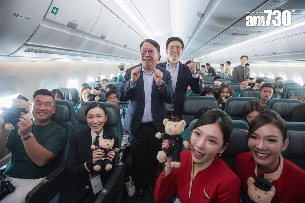 陳國基(左站立者)陪同「共創明『Teen』計劃」學員和友師上飛機環遊香港。(李睿哲攝)