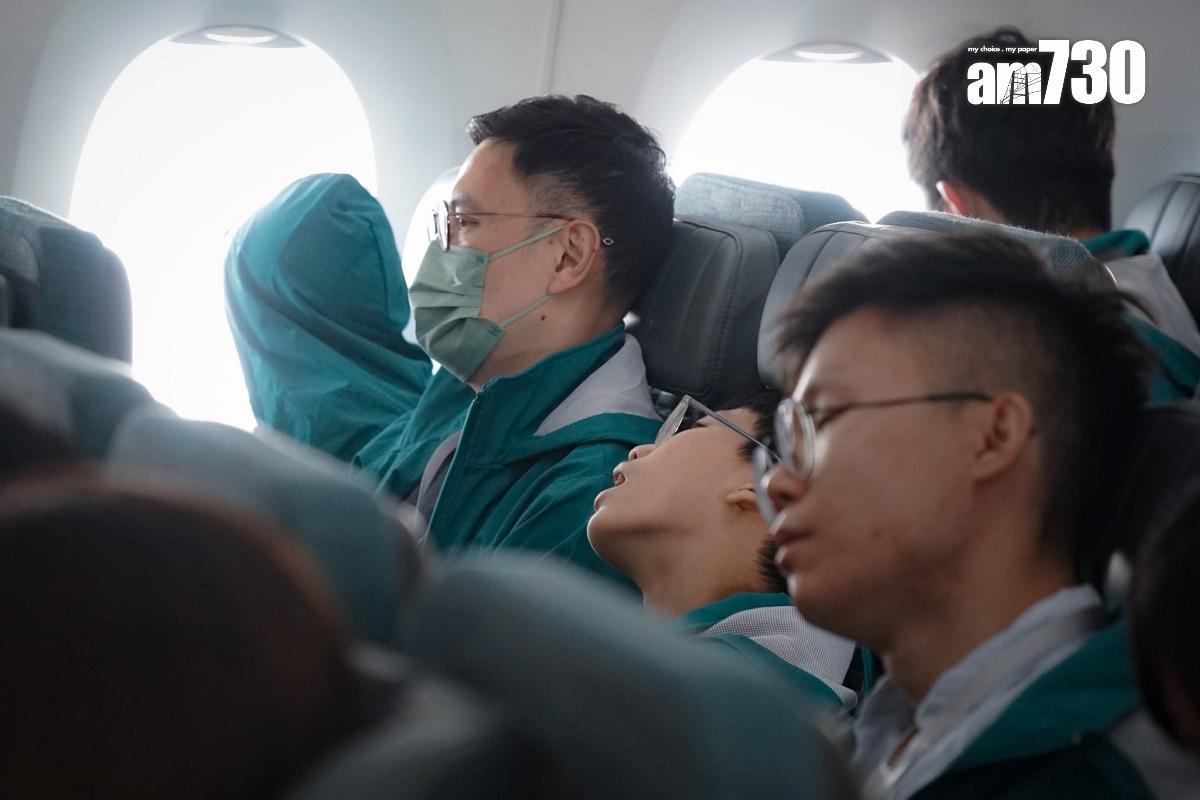 有「共創明『Teen』計劃」學員和友師在飛機上稍事休息。(李睿哲攝)