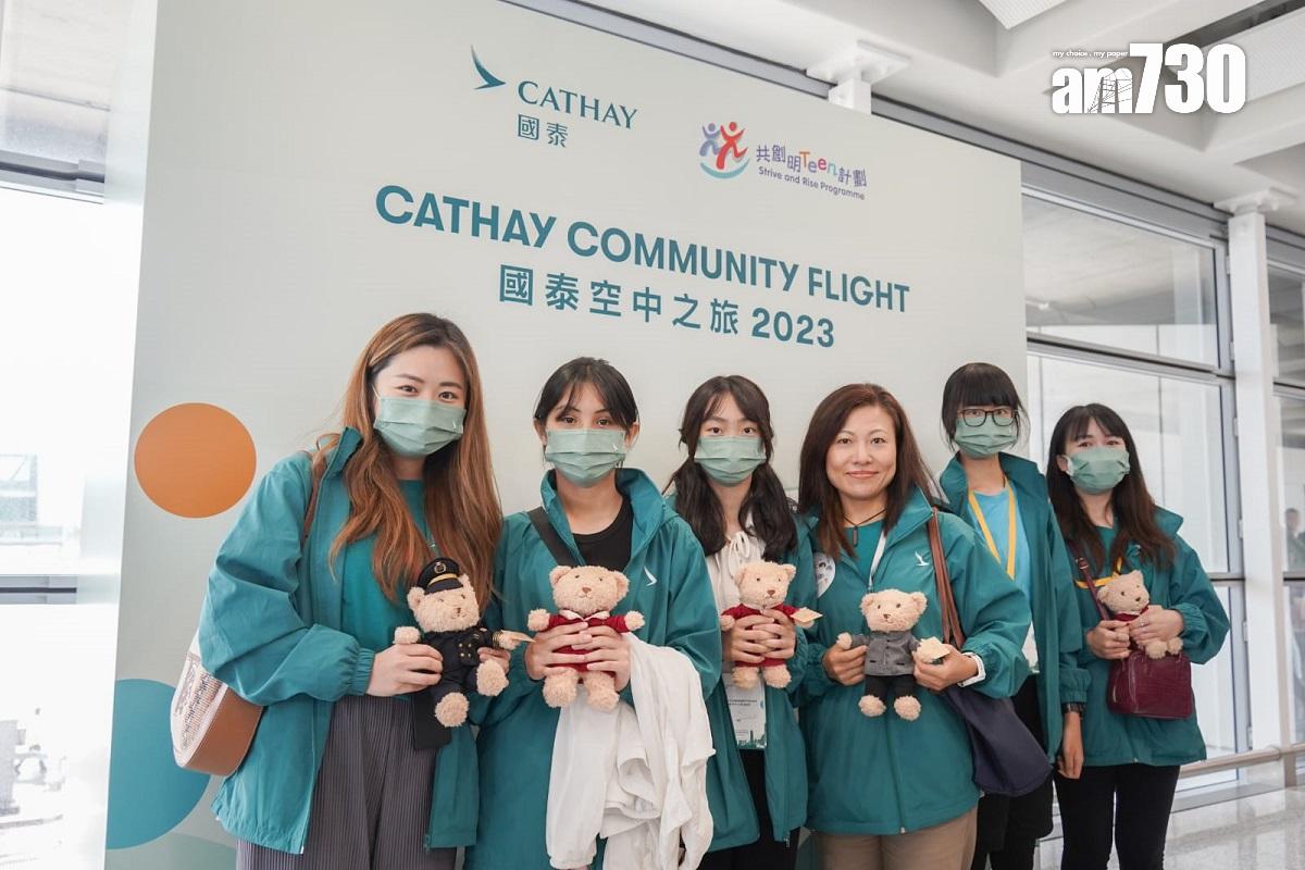 參與活動的「共創明『Teen』計劃」學員和友師手持紀念品合影。(李睿哲攝)