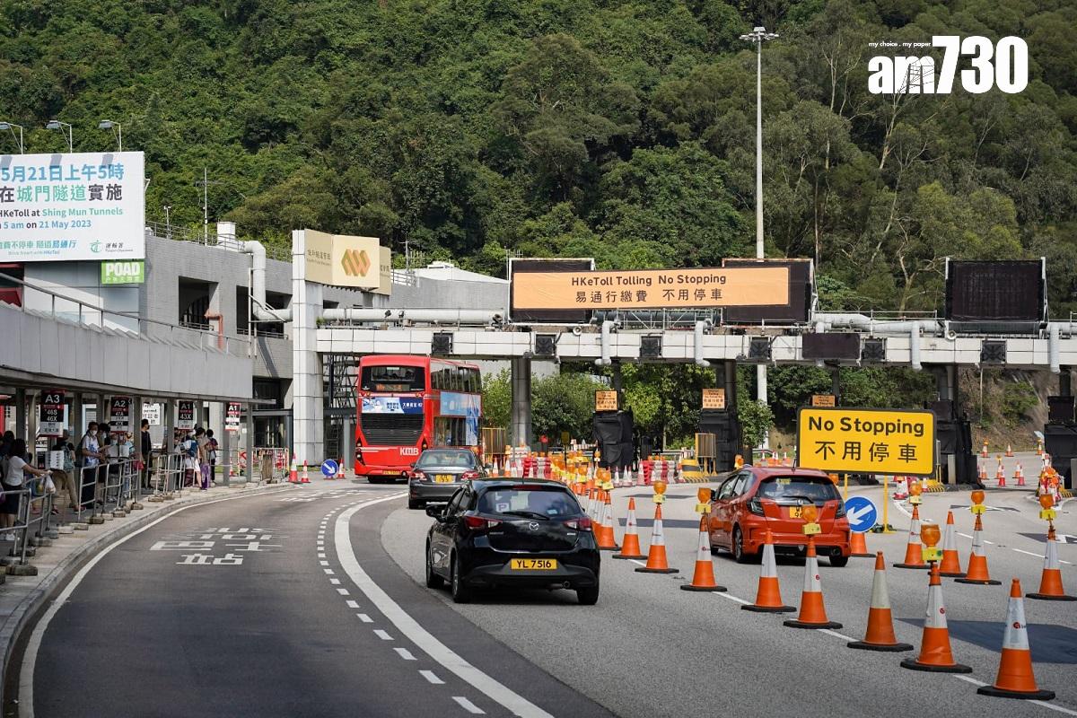 城門隧道路面有多塊路牌,指示司機毋須停車。(李睿哲攝)