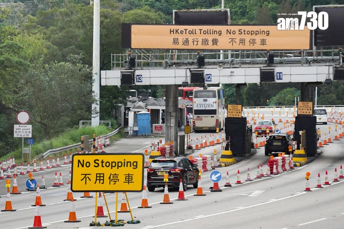 城門隧道路面有多塊路牌,指示司機毋須停車。(李睿哲攝)