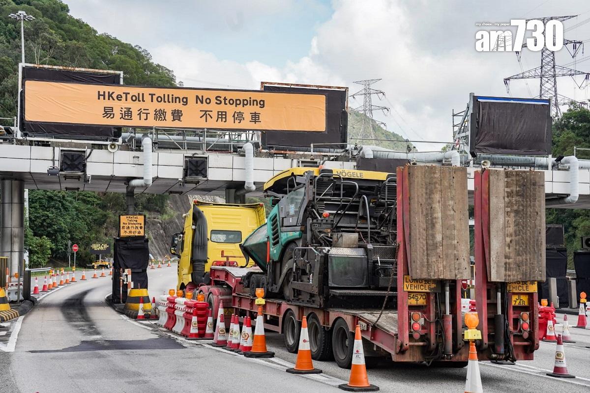 城門隧道已掛起不用停車繳費的指示牌。(李睿哲攝)