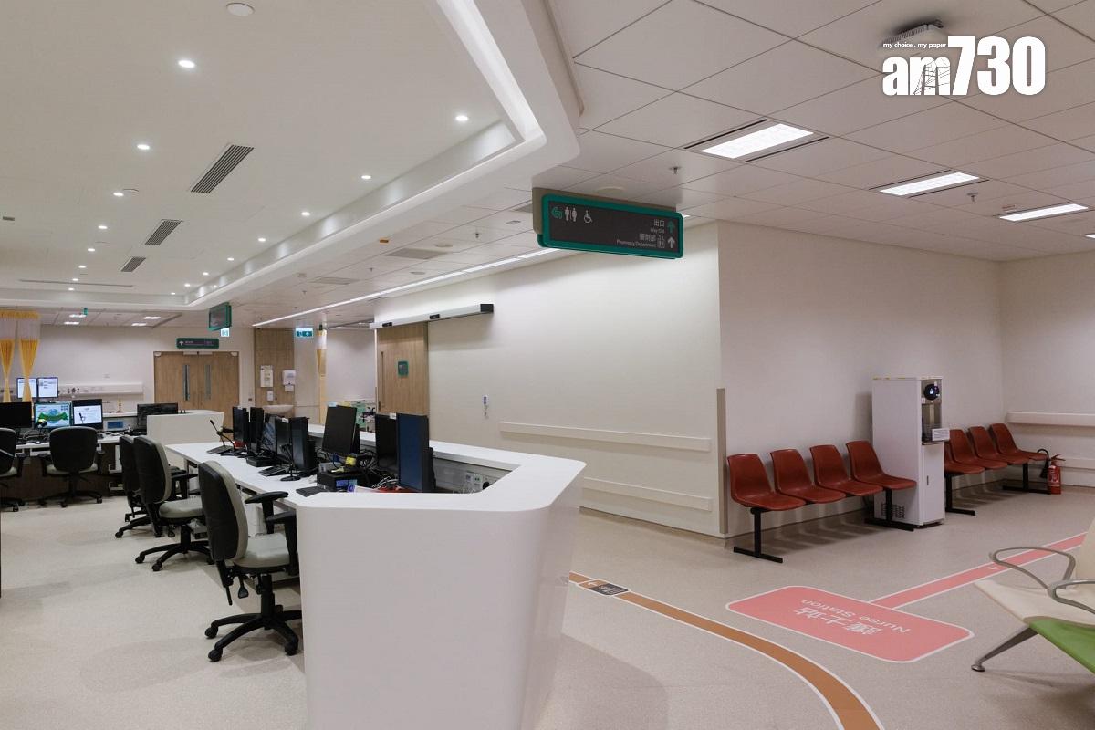 廣華醫院新急症室5月31日上午啟用,輪床和輪椅病人專用等候區設有大型護士站。(蘇文傑攝)