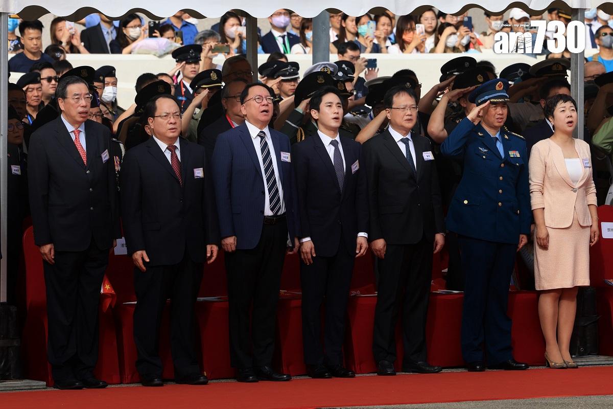 金紫荊廣場舉行升旗禮紀念五四運動,陳國基(左三)、陳冬(右三)、潘雲東(左二)和梁君彥(左一)等人出席升旗禮。(中通社)