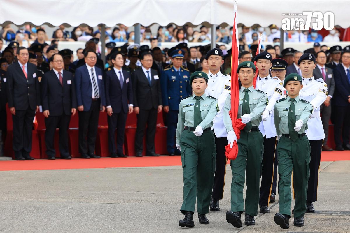 金紫荊廣場舉行升旗禮紀念五四運動,升旗手和護旗方隊以中式步操入場。(中通社)