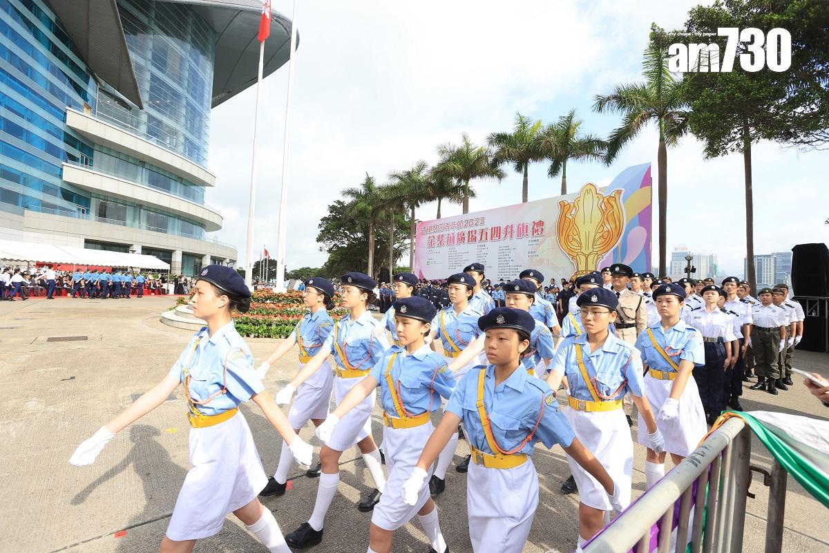 金紫荊廣場舉行升旗禮紀念五四運動,制服團隊以中式步操步出會場。(中通社)