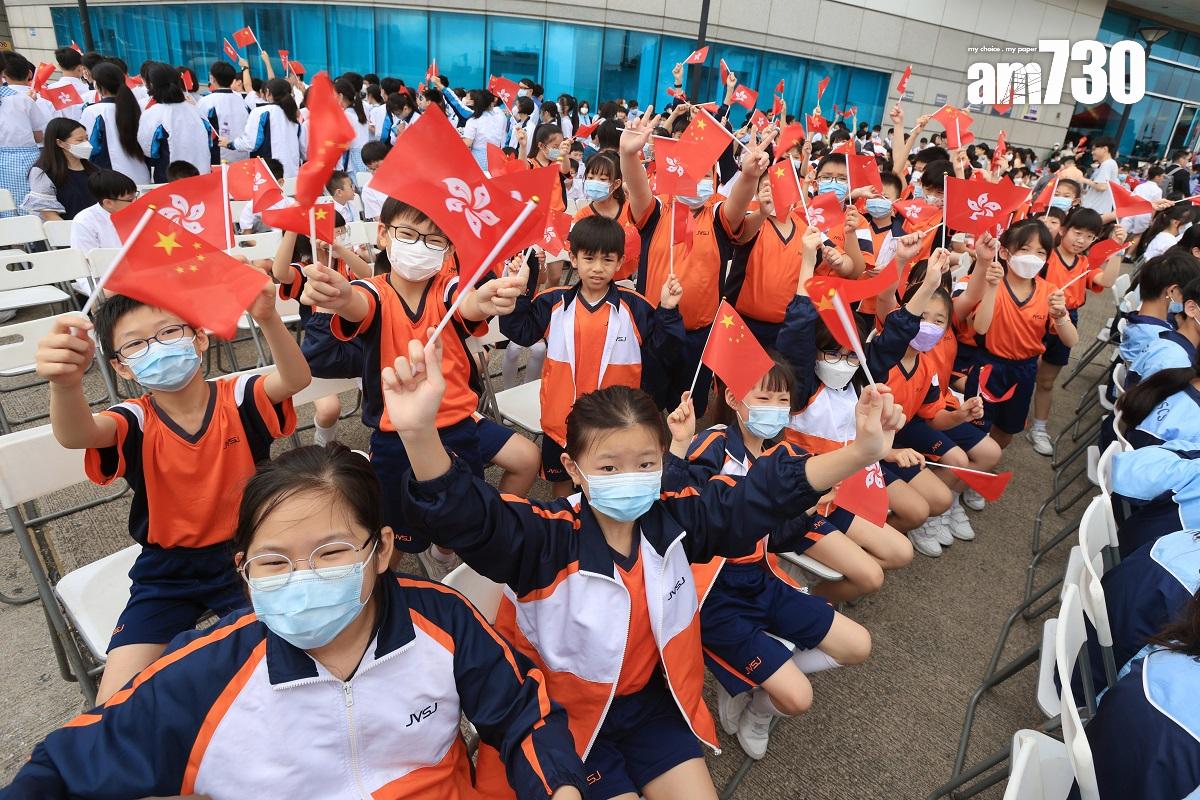 金紫荊廣場舉行升旗禮紀念五四運動,出席的學生揮動中國國旗和香港區旗。(中通社)