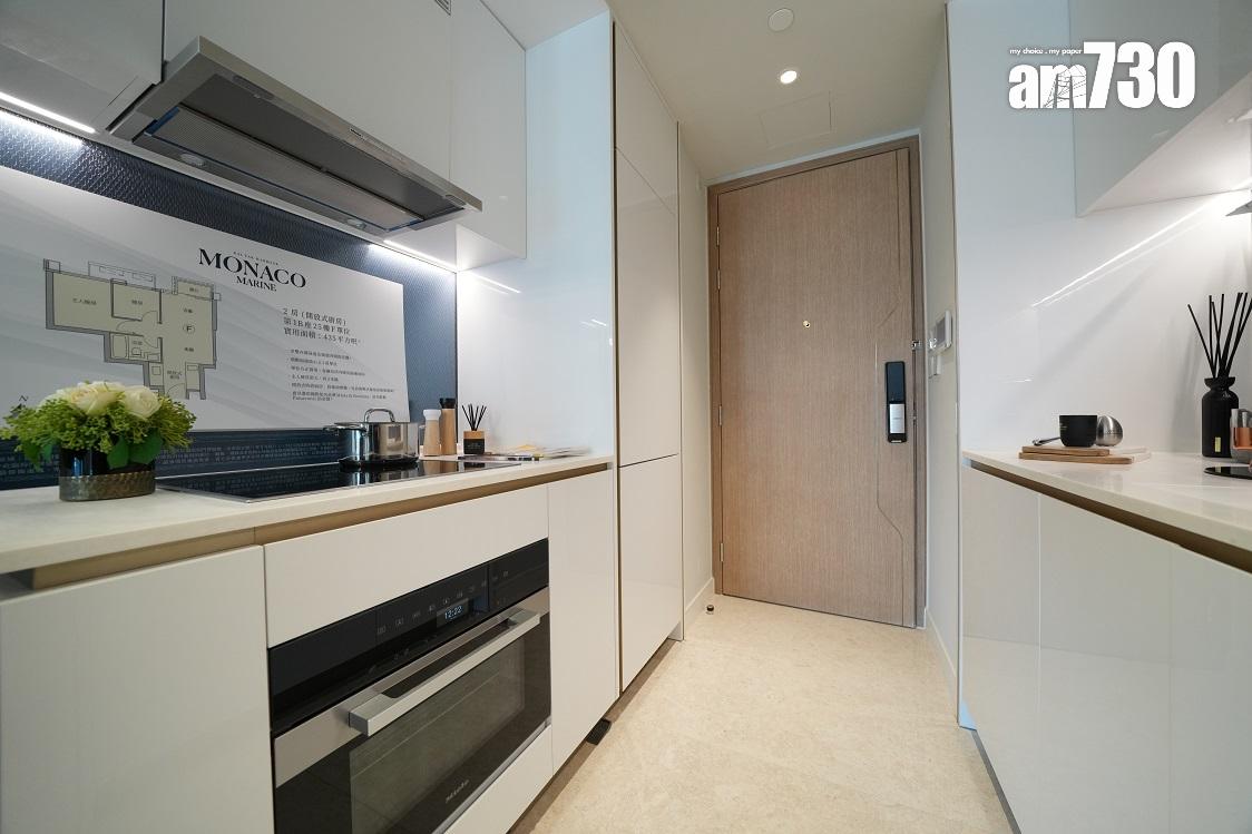 現樓示位|MONACO MARINE連傢俬兩房戶 彈性玻璃趟門分隔廚房與大廳(多圖)