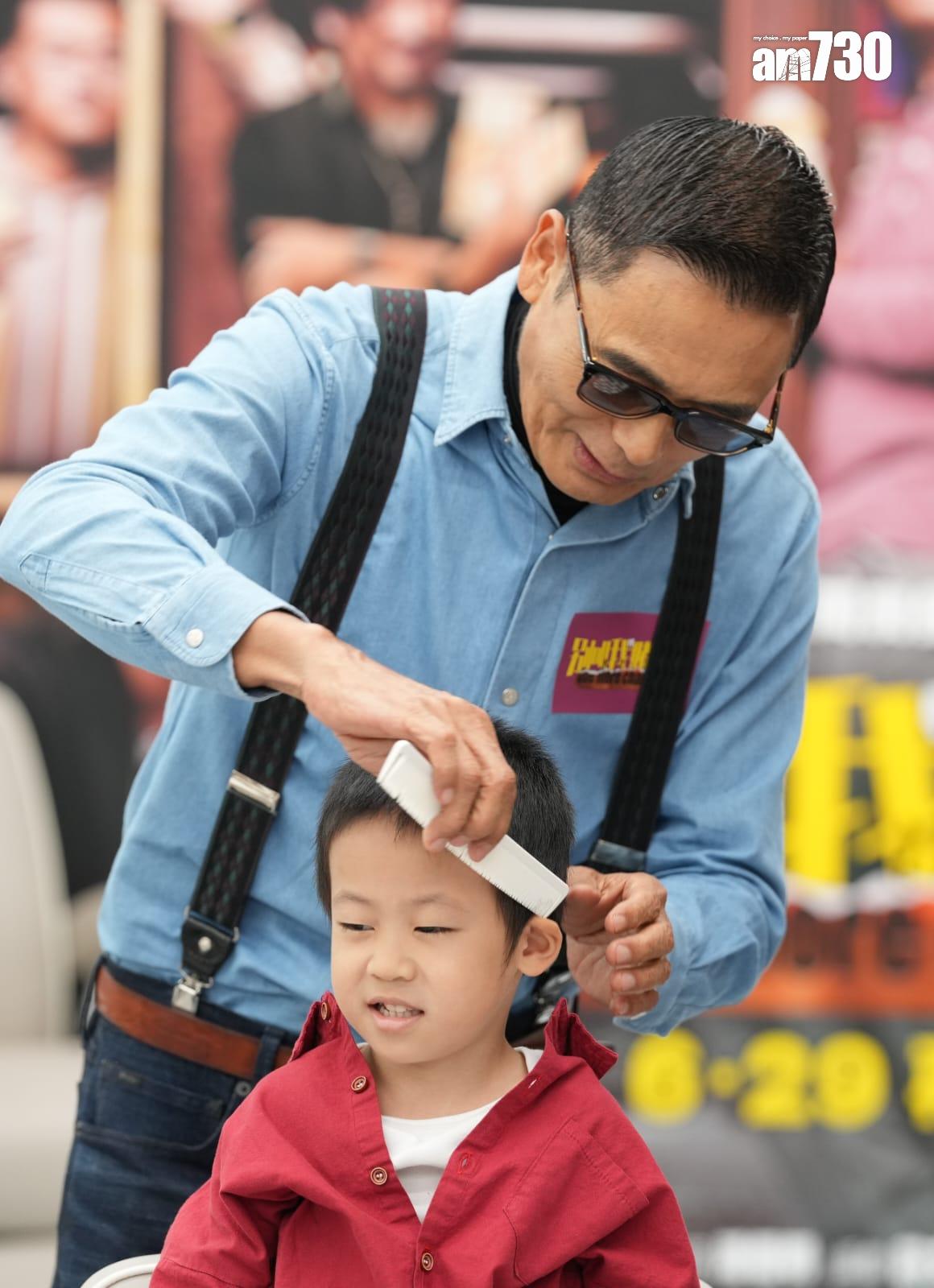發哥為三位小朋友「剪髮」。 (陳奕釗攝)