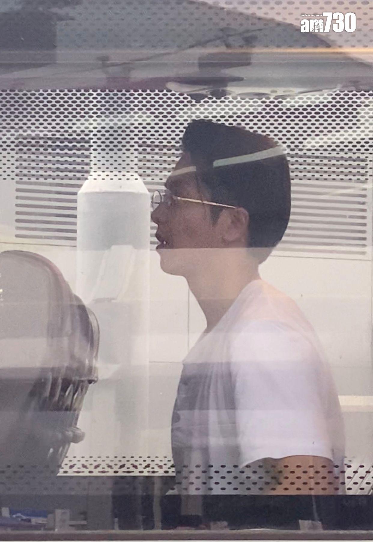 山下智久上車後脫去黑色褸,有意無意展示胸肌線條。