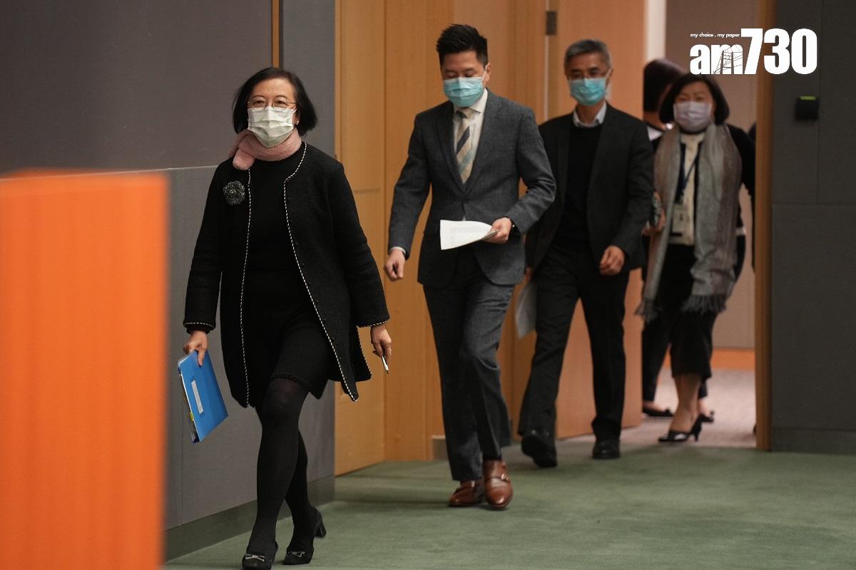 陳肇始(左一)回顧喺政府抗疫期間,有時一日只係瞓5個鐘。(資料圖片/陳奕釗攝)