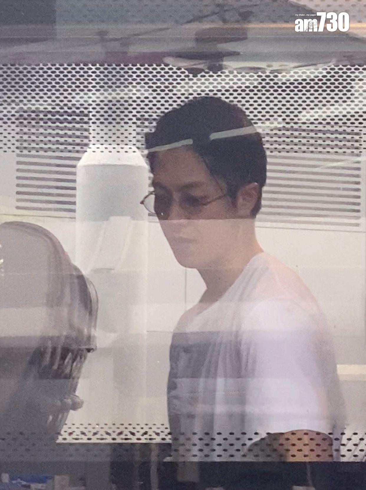 山下智久上車後脫去黑色褸,有意無意展示胸肌線條。