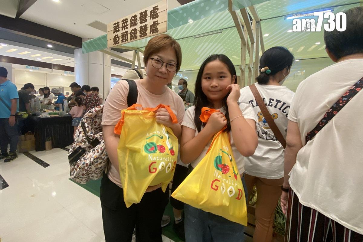 居於元朗的Michelle(左)帶同女兒(右)到場選購有機蔬果。(謝曉盈攝)