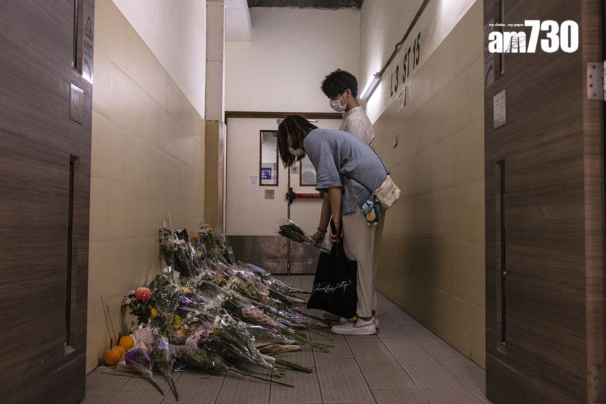 鑽石山荷里活廣場6月2日發生謀殺案,案發現場解封後有市民到場擺放鮮花悼念死者。(美聯社)