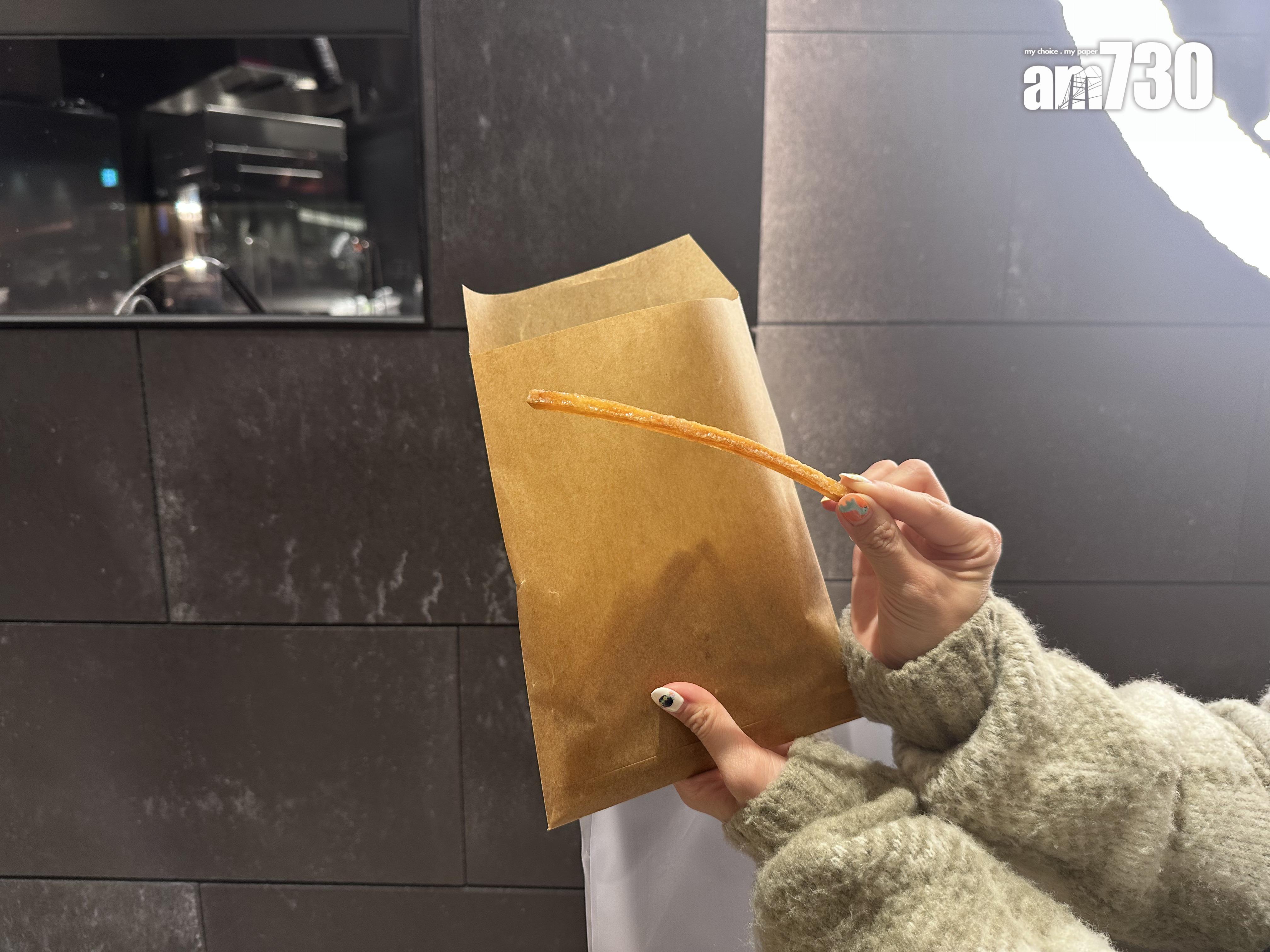 番薯條偏幼身,裹上糖漿。