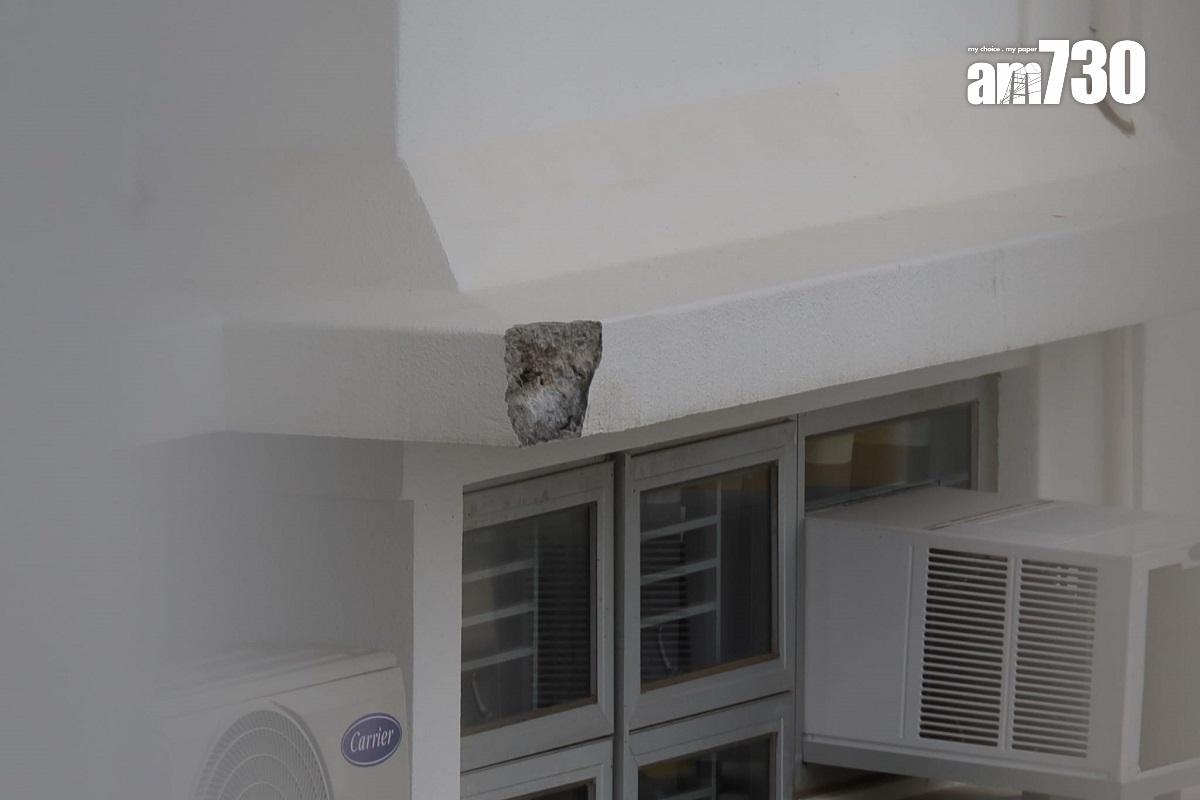 被閃電擊中的和田邨和喜樓單位,外牆有石屎掉落。(鍾式明攝)