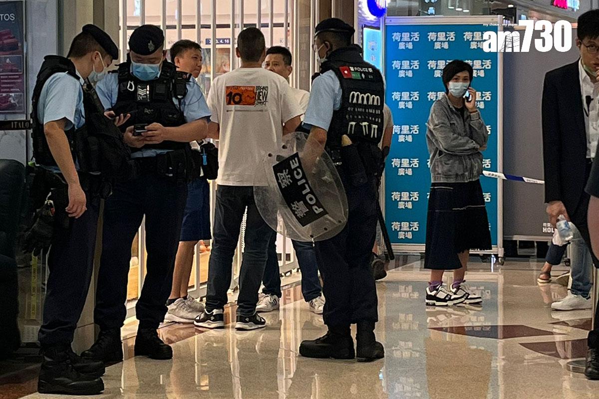 鑽石山荷里活廣場6月2日發生謀殺案,接報警員配備防暴裝備。(資料圖片/本報記者攝)